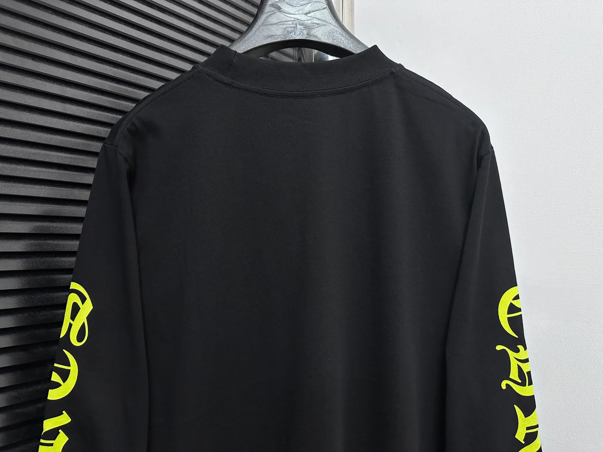 🅿️230 [Come Hearts] Crow Heart Graffiti Letters Limited Sanskrit Printed Long Sleeves, High Weight Threads on Collar and Cuffs, Custom Weaved and Dyed 280g Double Yarn Pure Cotton Fabric, Washed Anti-Counterfeiting Tags and other auxiliary labels are all correct versions, super conspicuous, super pretty, super stylish, same style for men and women! The overall upper body highlights fashion and individuality, and when worn together by a couple, it is a recommended T-shirt by the Street Ace!! Same style for men and women Size: XS-L